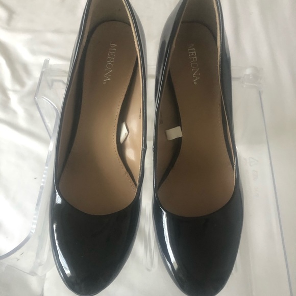 Black patent platform heels. - Picture 1 of 5